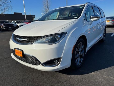 Used 2019 Chrysler Pacifica Limited image 8