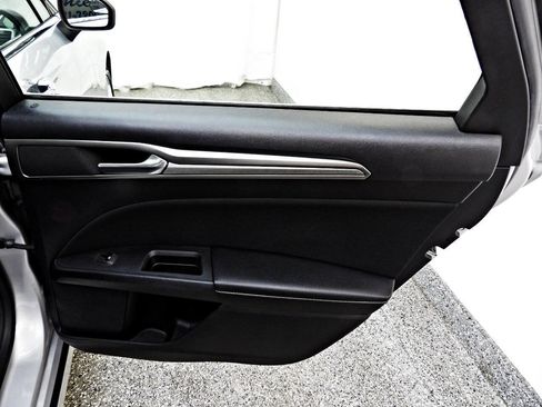 Used 2018 Ford Fusion SE image 12