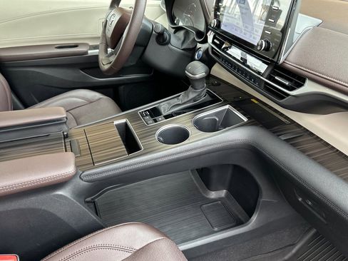 Used 2024 Toyota Sienna Platinum image 19