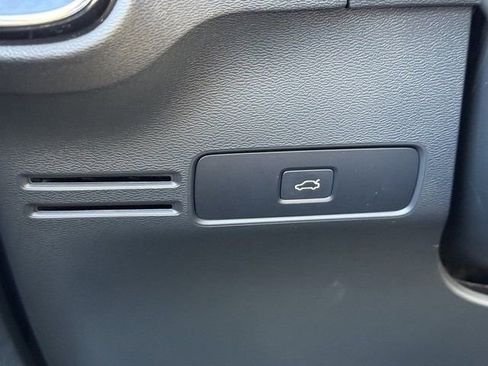 New 2025 Volvo XC40 B5 Core image 18