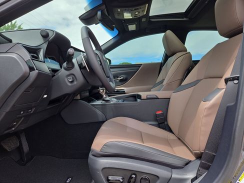 Certified 2025 Lexus ES 300h w/ Premium Package image 16