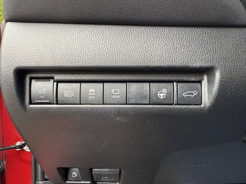 Used 2021 Toyota Venza Limited image 32