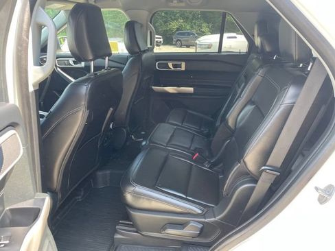 Used 2022 Ford Explorer XLT w/ Equipment Group 202A AWD/4WD image 16