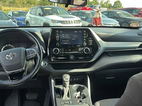 Used 2020 Toyota Highlander LE image 12
