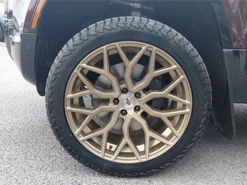 Used 2023 Land Rover Defender 130 X-Dynamic SE image 10