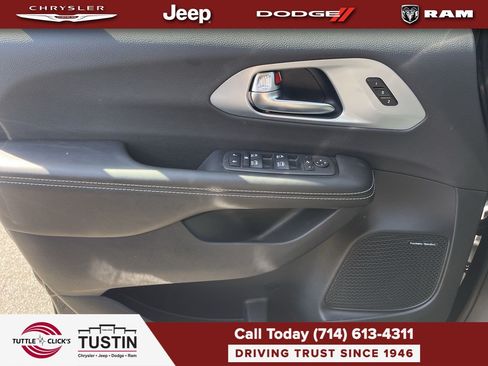 New 2026 Chrysler Pacifica Limited w/ Uconnect Theater Family Group FWD image 20