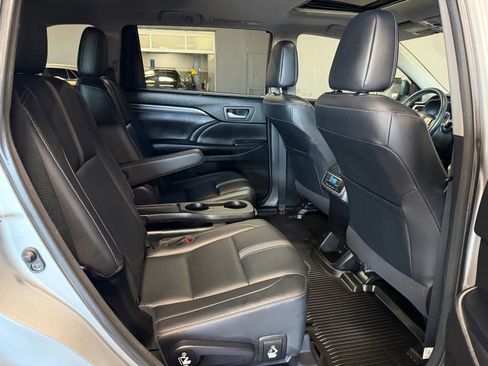 Used 2017 Toyota Highlander SE image 14