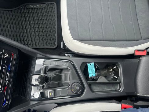 Certified 2025 Volkswagen Taos SE w/ Panoramic Sunroof Package image 13