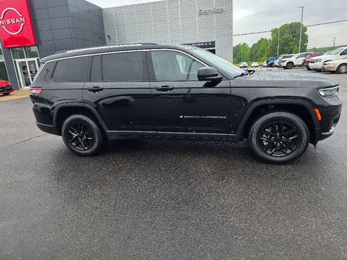 Used 2023 Jeep Grand Cherokee L Laredo AWD/4WD image 2