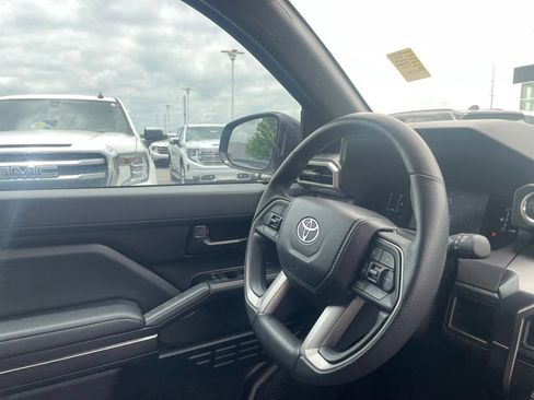 Used 2025 Toyota 4Runner SR5 AWD/4WD image 29