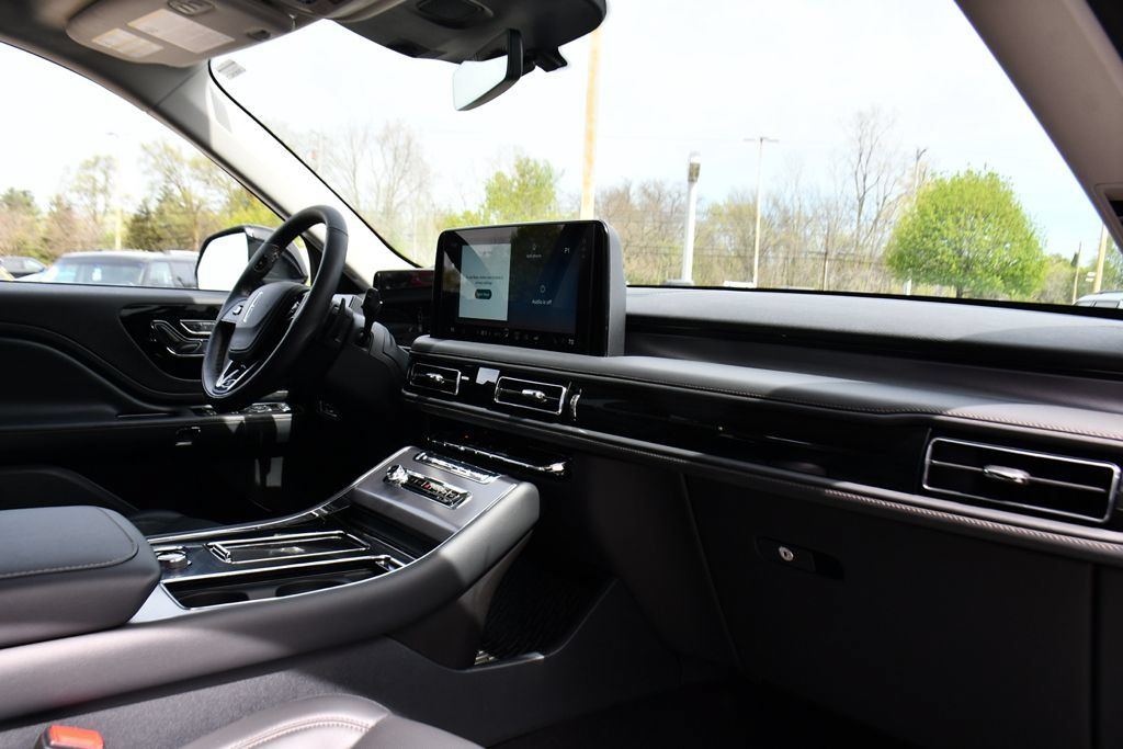 Used 2026 Lincoln Aviator AWD image 15