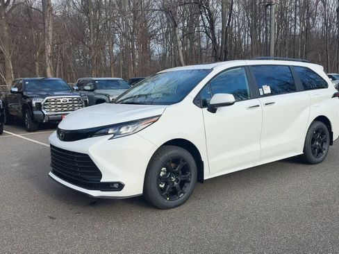 New 2026 Toyota Sienna XLE Woodland Edition image 4