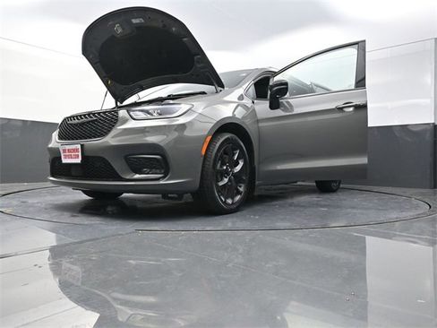 Used 2023 Chrysler Pacifica Limited w/ Uconnect Theater Family Group image 35