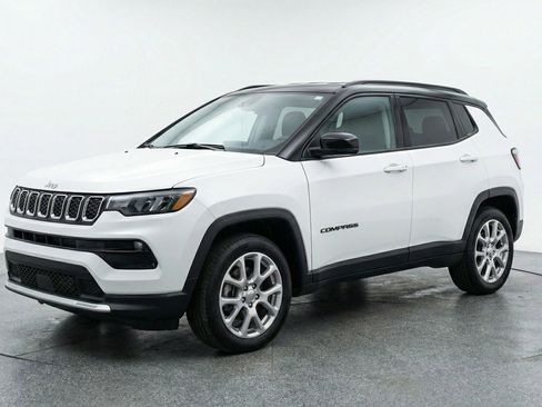 Used 2025 Jeep Compass Limited image 3