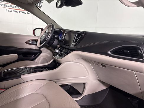 Used 2021 Chrysler Pacifica Limited w/ Uconnect Theater Family Group image 33