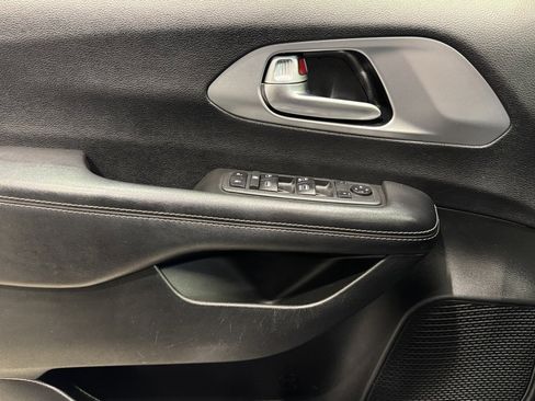 Used 2018 Chrysler Pacifica Touring Plus w/ S Appearance Package image 18