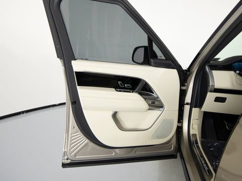 Used 2025 Land Rover Range Rover Long Wheelbase SE image 18