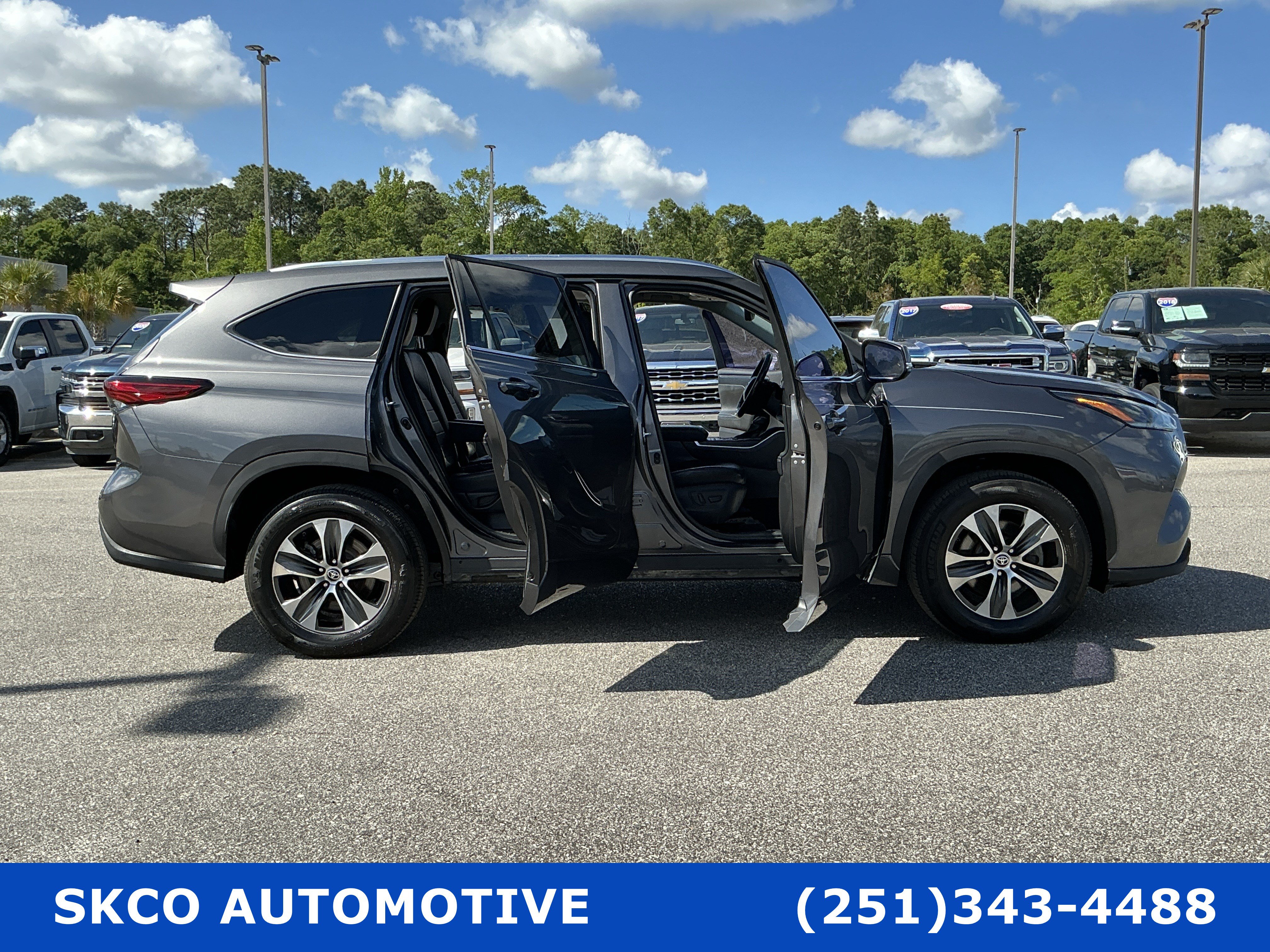 Used 2021 Toyota Highlander XLE FWD image 33