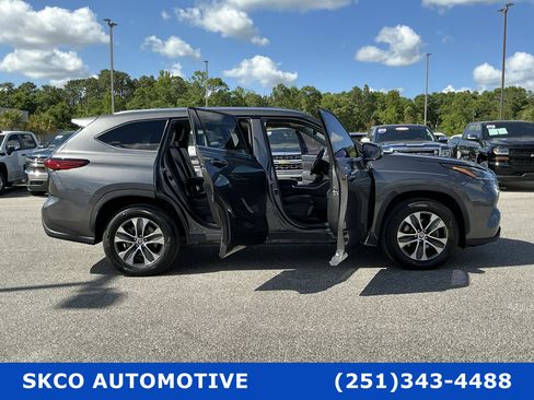 Used 2021 Toyota Highlander XLE image 33