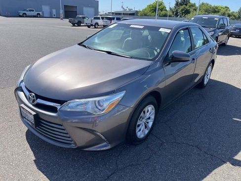 Used 2017 Toyota Camry LE FWD image 1