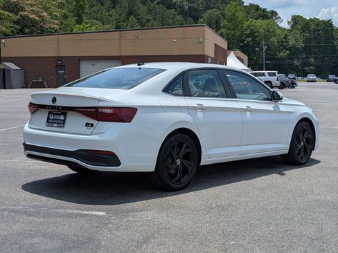 Used 2025 Volkswagen Jetta SE w/ Sunroof Package FWD image 9