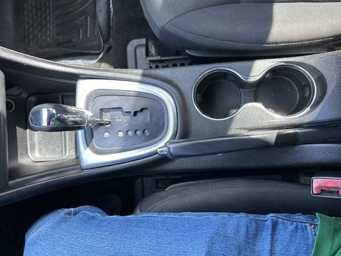 Used 2013 Dodge Avenger SE image 15