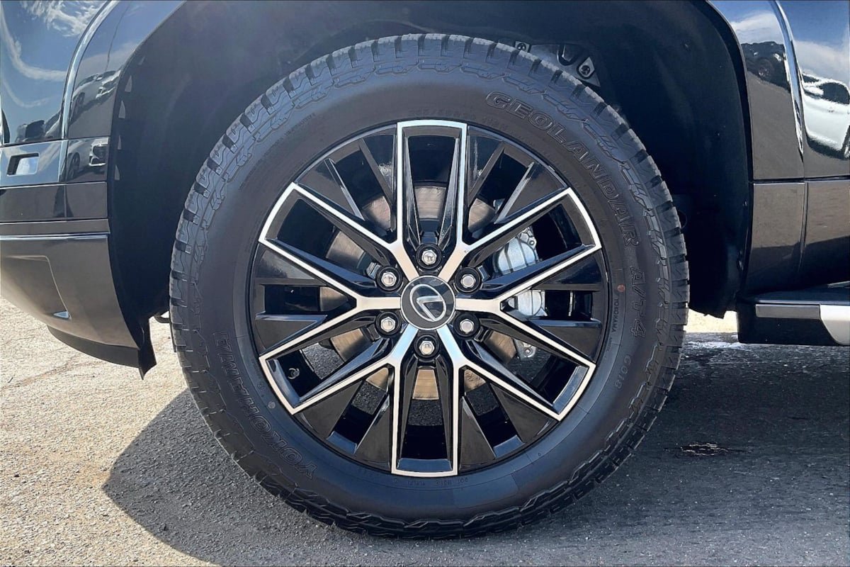 Used 2024 Lexus GX 550 w/ Accessory Package (Z1) AWD/4WD image 9