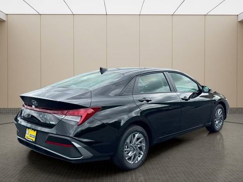 New 2026 Hyundai Elantra Hybrid FWD image 3