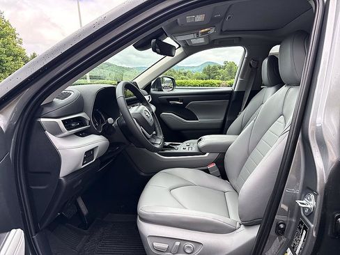 Used 2020 Toyota Highlander XLE AWD/4WD image 35