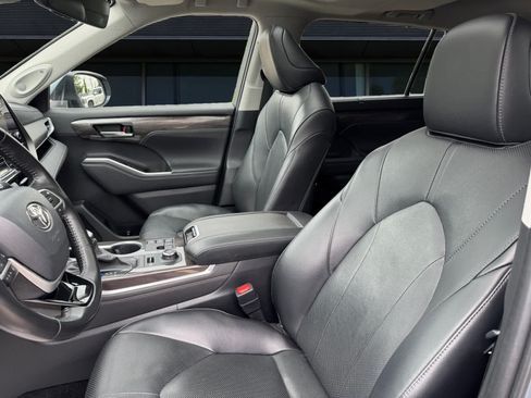 Used 2023 Toyota Highlander Limited AWD/4WD image 2