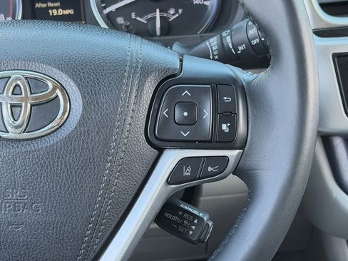 Used 2017 Toyota Highlander XLE w/ Carpet Mat Package image 18