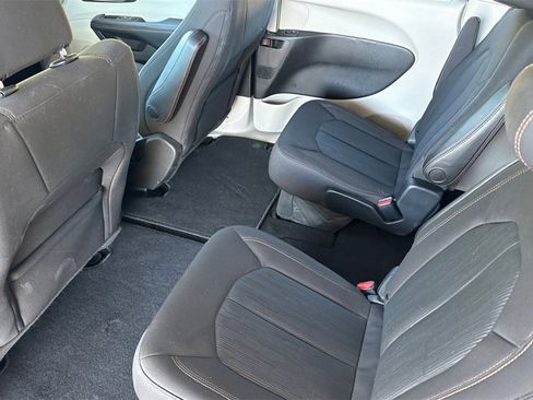 Used 2020 Chrysler Pacifica Touring image 5