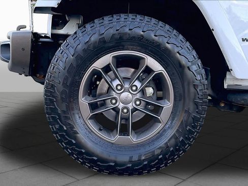 Used 2017 Jeep Wrangler Unlimited Sahara AWD/4WD image 9