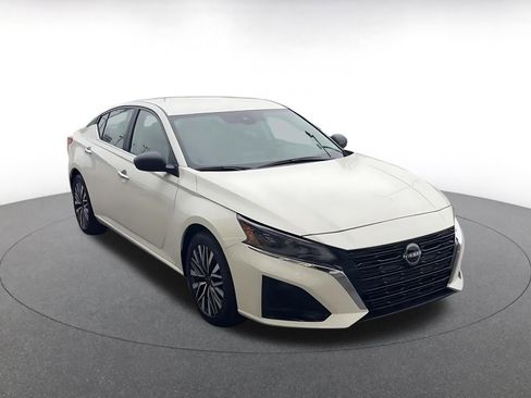 Used 2025 Nissan Altima 2.5 SV FWD image 3