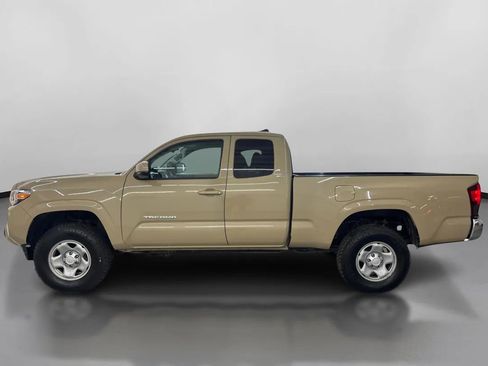 Used 2018 Toyota Tacoma SR5 AWD/4WD image 5