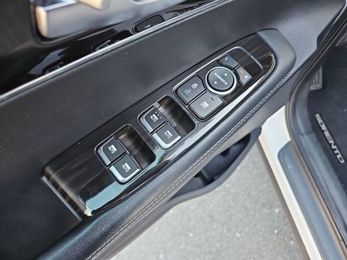 Used 2019 Kia Sorento LX image 23