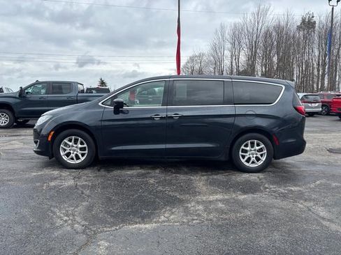 Used 2020 Chrysler Pacifica Touring w/ Advanced Safetytec Group FWD image 4