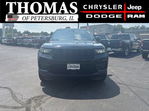 Used 2024 Jeep Grand Cherokee Altitude AWD/4WD image 2