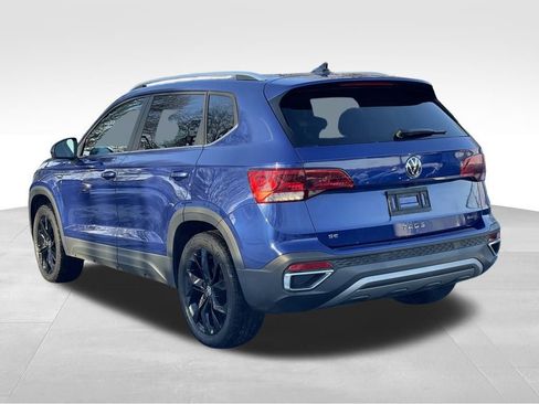 Certified 2022 Volkswagen Taos SE image 3