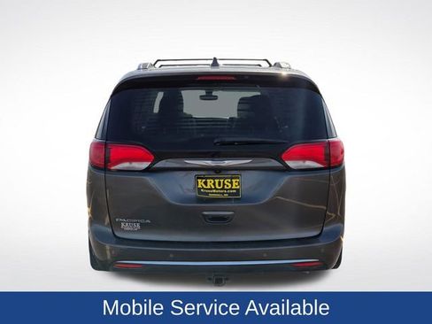 Used 2018 Chrysler Pacifica Touring-L FWD image 5