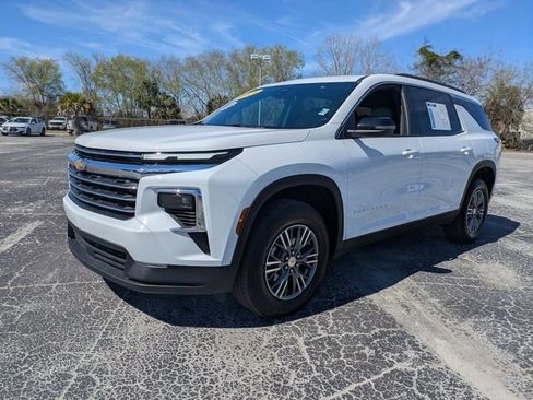 Used 2025 Chevrolet Traverse LT image 8