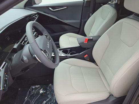 New 2025 Kia Niro EX Touring image 18