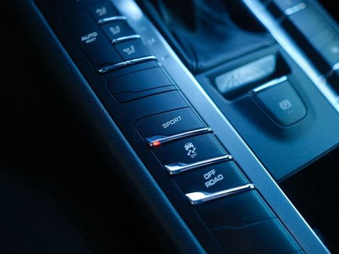 Used 2021 Porsche Macan image 25