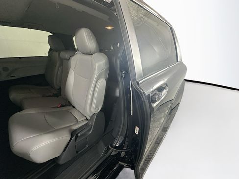 Used 2025 Toyota Sienna XLE FWD image 26