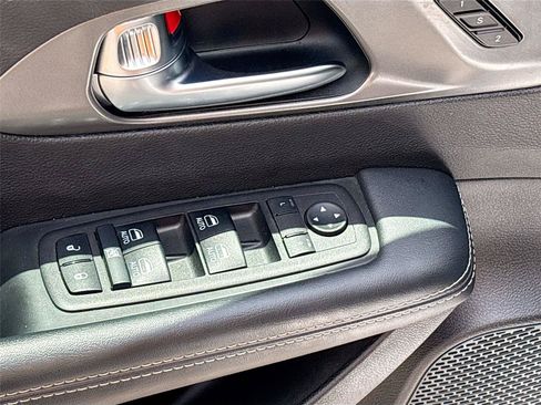 Used 2025 Chrysler Pacifica Select FWD image 17