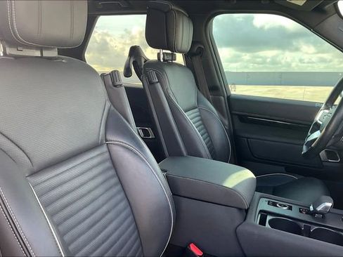 Used 2023 Land Rover Discovery Metropolitan Edition image 7