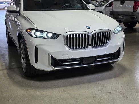 Used 2024 BMW X5 xDrive40i w/ Premium Package AWD/4WD image 9