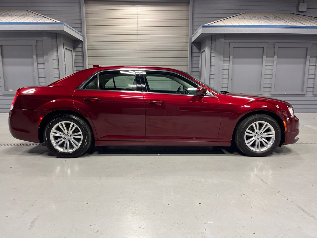 Used 2018 Chrysler 300 Touring L RWD image 8