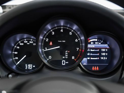 Certified 2025 Porsche Macan image 18