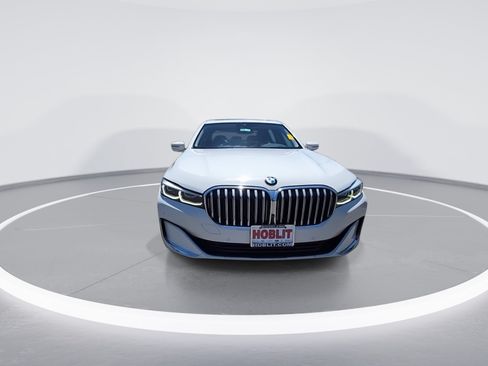 Used 2022 BMW 740i w/ Premium Package RWD image 3